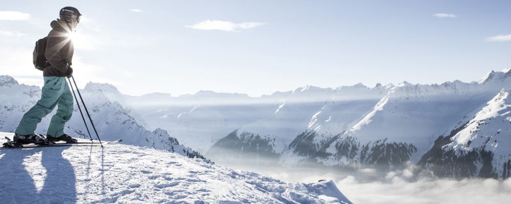 silvretta_montafon_-_skifahrer_pausiert_vor_bergpanorama_c_silvretta_montafon_daniel_zangerl_montafon.jpg